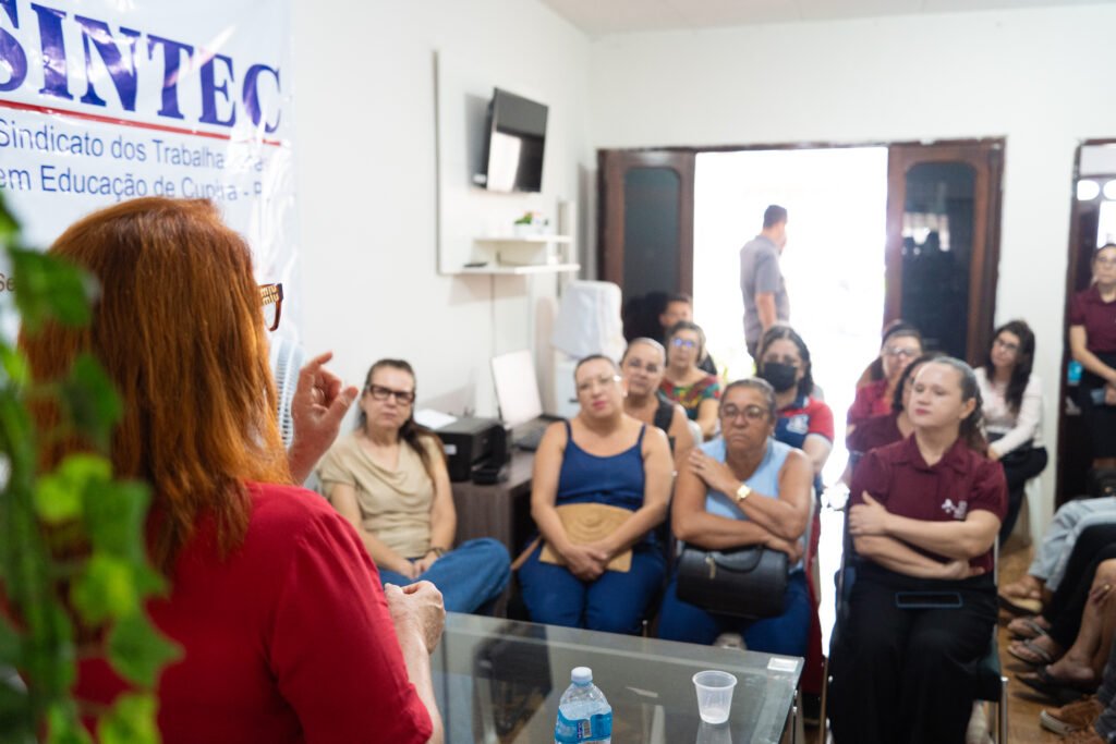 Ivete Caetano durante diálogo com trabalhadores em educação de Cupira. Foto: SINTEC