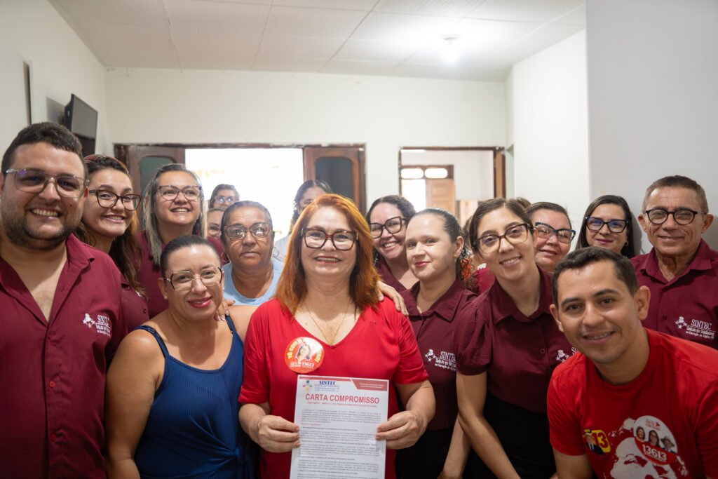 Representantes do SINTEC, trabalhadores em educação e participantes do encontro realizado na sede da entidade. Foto: SINTEC