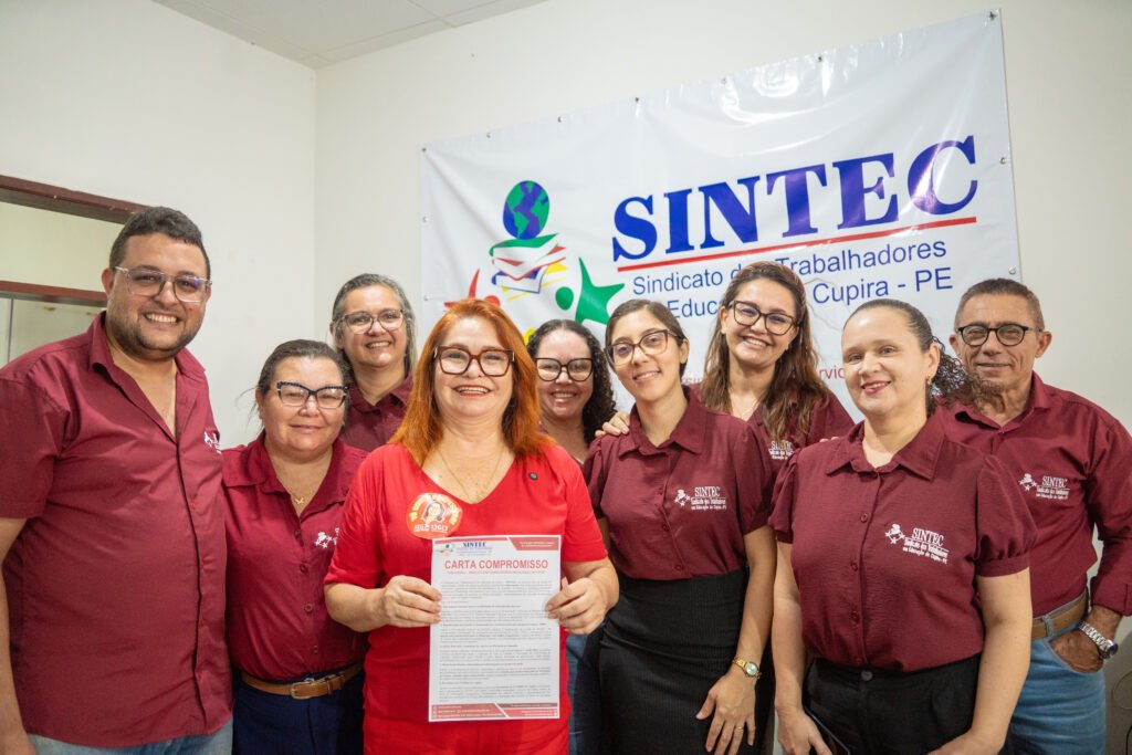 Ivete Caetano com representantes do SINTEC, após a assinatura da Carta-Compromisso. Foto: SINTEC